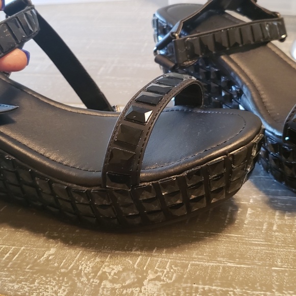 Sandals - Picture 2 of 4